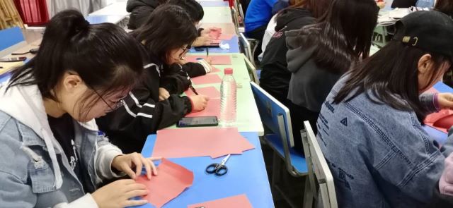 【完满班级】“勿忘同窗意 长存校园情”剪纸比赛