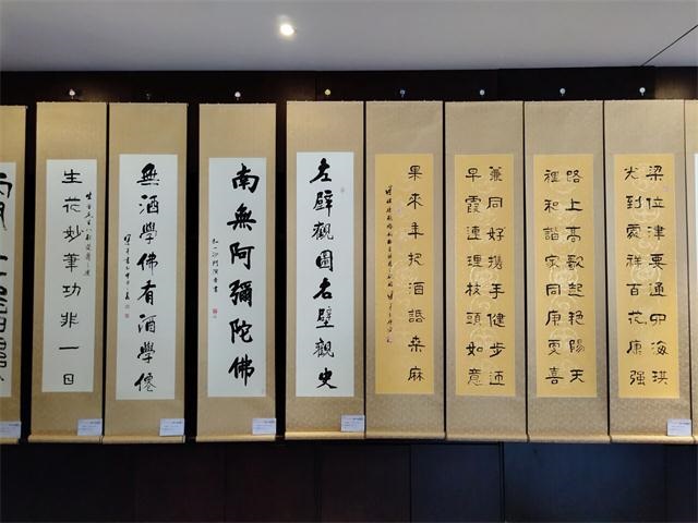 【校政合作】0638太阳集团官网与非遗研究中心组织师生参观“才秀金谷“梁才先生书法展