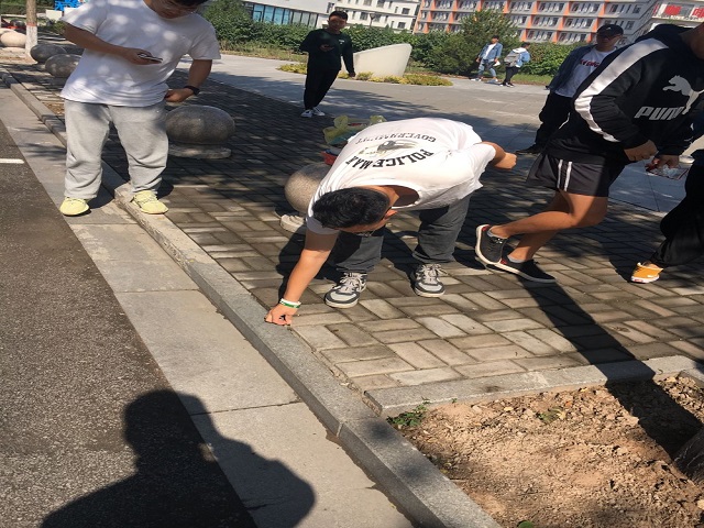【完满班级】“保护环境,捡拾垃圾”校园清理垃圾活动