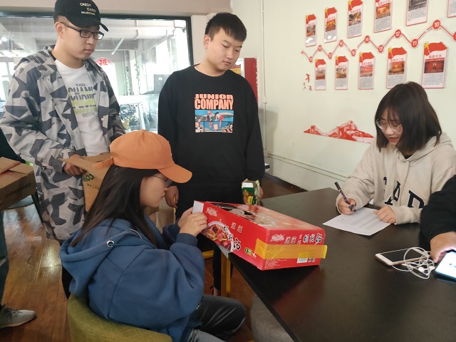 【完满班级】“变废为宝,点石成金”废品回收再利用活动