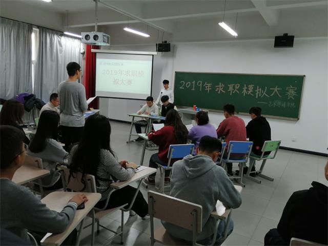 摩拳擦掌争做职场精英