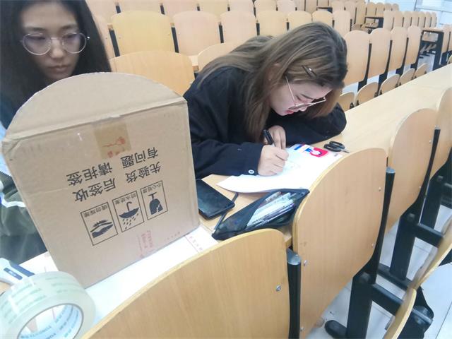 【社团活动】创意增添趣味 手工彰显爱国